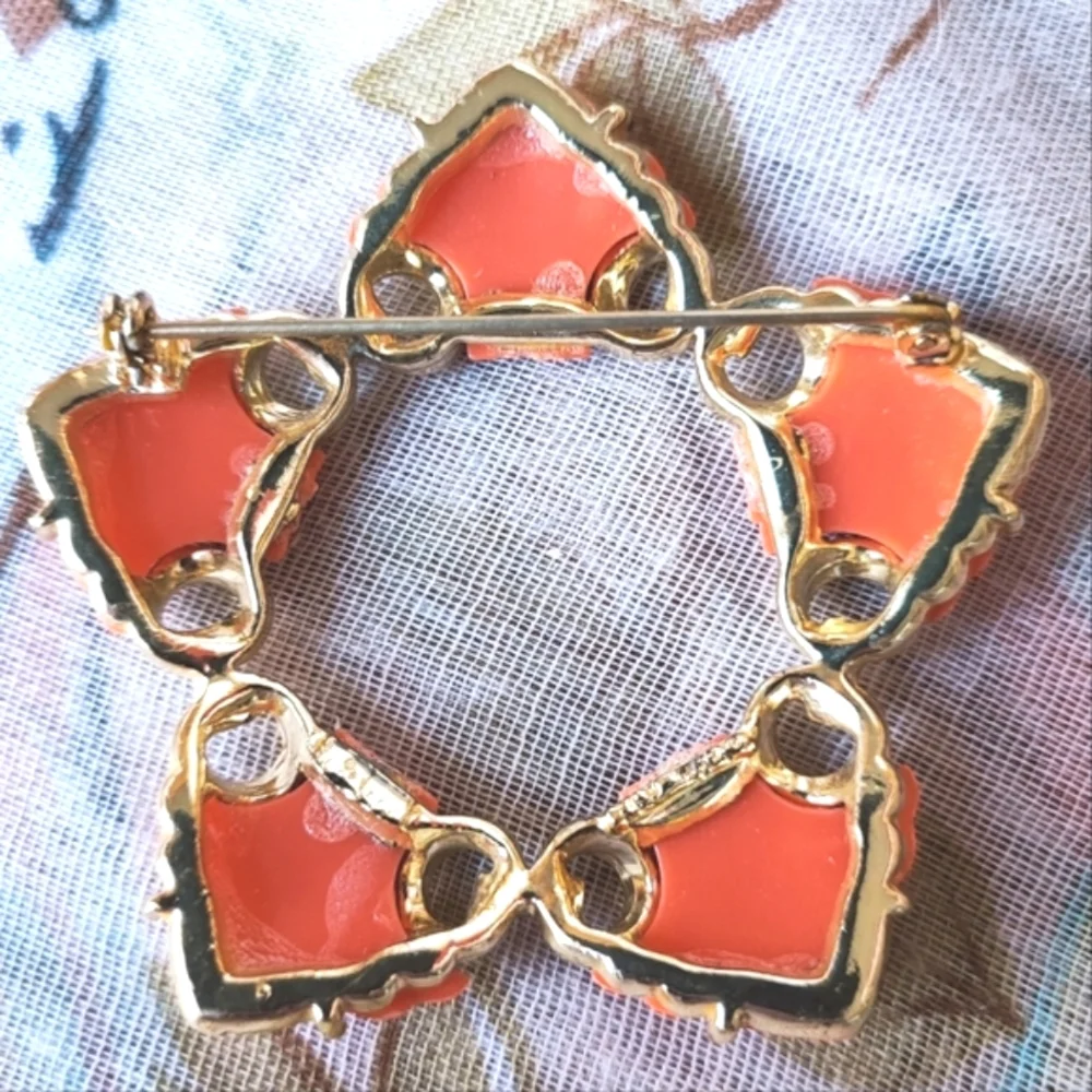 Coral Molded Plastic Gold Tone Star Shaped Brooch Large Statement Pin Unsigned